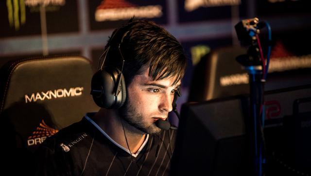 Virtus.pro 用 Perfecto(RUS) 替换了阵容中的 FL4MUS